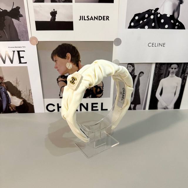 特 配专柜包装 Chanel 香奈儿 最新发箍# 信我 人手必备的单品 这件必须买 洋气神仙颜值 小仙女要收了它 谁戴谁好看